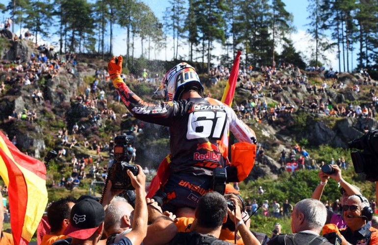 Tom Vialle celebrates a first victory in MX2