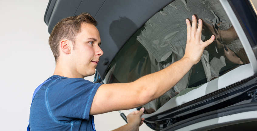 Autoscheiben tönen: Fensterfolie anbringen und entfernen | Reifen.AT