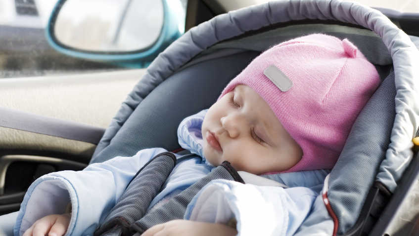 Ist ein Kindersitz vorne im Auto zulässig? | Reifen.AT